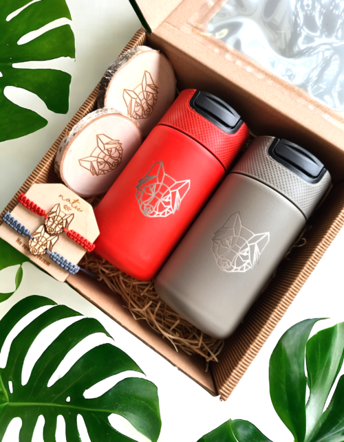 Zestaw dla par dwie bransoletki, dwa kubki z grawerem i podstawki do kubków