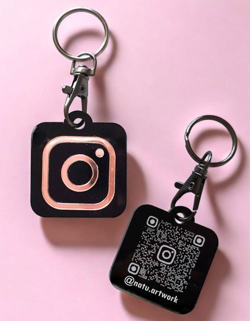 Czarny Brelok z kodem QR Instagram Facebook WWW